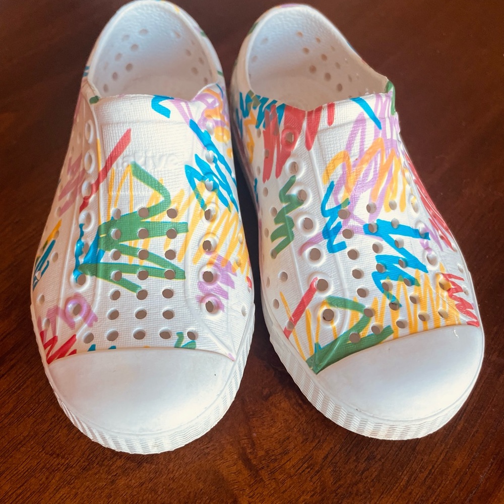 Native limited edition Crayola colored shoe. Size 8. Nearly new.